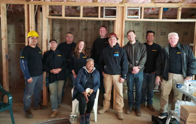 Miembros del equipo de Acrow trabajan como voluntarios en Morris Habitat for Humanity Build en Randolph