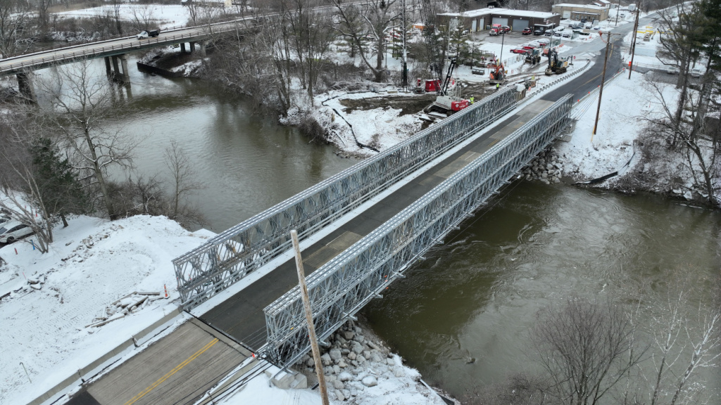 Acrow suministra un desvío temporal para el tráfico y reubica una línea de servicios públicos durante la sustitución de un puente en Ohio