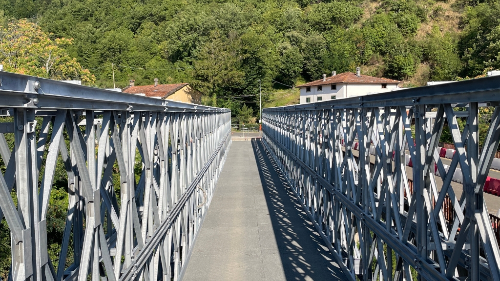 Puente de acero Acrow instalado en la región italiana de Toscana.