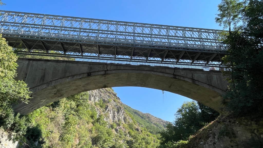 Se ha instalado un puente modular de acero Acrow sobre el río Santerno, en los Apeninos toscanos italianos, para transportar el tráfico durante un largo proyecto de rehabilitación de un puente estructuralmente deficiente.