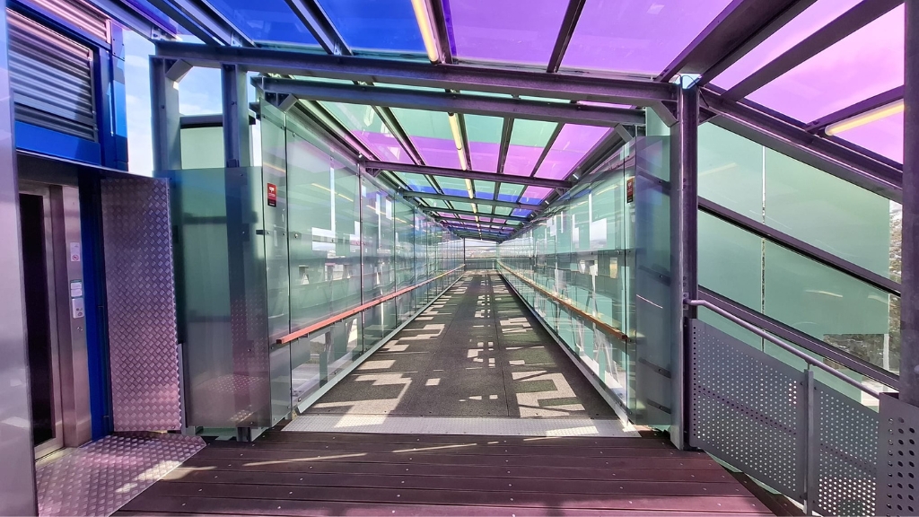 Puente peatonal Acrow en Reikiavik, Islandia
